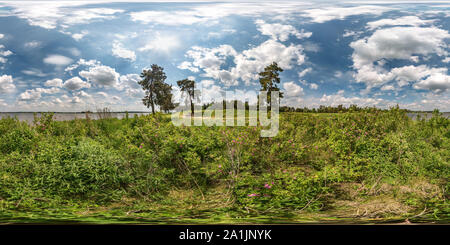 360 Grad Panorama Ansicht von Vollständige nahtlose sphärischen hdri Panorama 360 Grad Betrachtungswinkel auf Gras Küste von riesigen See oder Fluss in Hund Rosen Sträucher und windiges Wetter mit beautifu