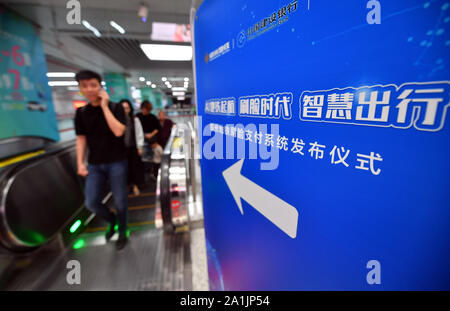 (190927) - ZHENGZHOU, Sept. 27, 2019 (Xinhua) - Passagiere sind bei Zijingshan U-Bahn Station in Zhengzhou gesehen, der Central China Provinz Henan, Sept. 27, 2019. War eine Gesichtserkennung Zahlungssystem in der Linie 1 und die erste Phase der Linie 14 von Zhengzhou U-Bahn am Freitag. (Xinhua/Li Jianan) Stockfoto