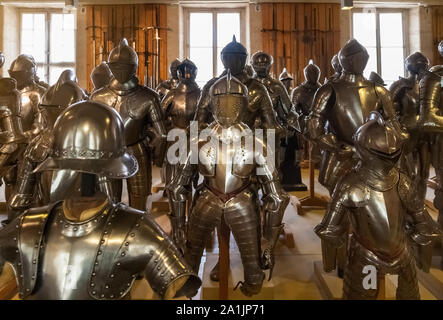 Ein Raum voller Ritter rüstungen Helme im Département Ancien des Musée de l'Armée, die in das berühmte Hôtel des Invalides angezeigt wird ... Stockfoto