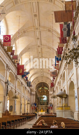 Schöner Blick in das Innere der Kapelle des Veteran im Herzen des Hôtel des Invalides in Paris, Frankreich. Die Kapelle wurde bis Saint-Louis gewidmet und... Stockfoto