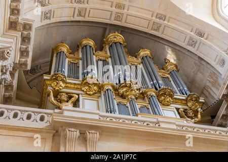 Blick auf den beeindruckenden Orgel in der Kathedrale von Saint-Louis des Invalides, die Kathedrale der Les Invalides in Paris, Frankreich. Stockfoto