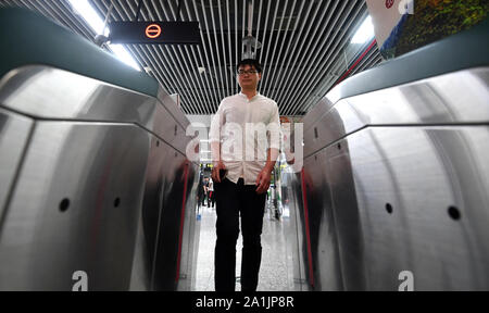 (190927) - ZHENGZHOU, Sept. 27, 2019 (Xinhua) -- ein Mann geht das Ticket Tor durch Gesichtserkennung Zahlungssystem an Zijingshan U-Bahn Station in Zhengzhou, Chinas Provinz Henan, Sept. 27, 2019. War eine Gesichtserkennung Zahlungssystem in der Linie 1 und die erste Phase der Linie 14 von Zhengzhou U-Bahn am Freitag. (Xinhua/Li Jianan) Stockfoto