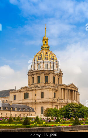 Super Blick auf den Dôme des Invalides, eine ehemalige Kirche in der Mitte der Les Invalides Komplex im 7. arrondissement von Paris, Frankreich. Es war... Stockfoto