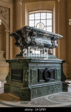 Hochformat von Joseph Bonaparte's Tomb, Napoleons älterer Bruder, im Inneren des Dôme des Invalides, einer alten Kirche in der Mitte der berühmten... Stockfoto