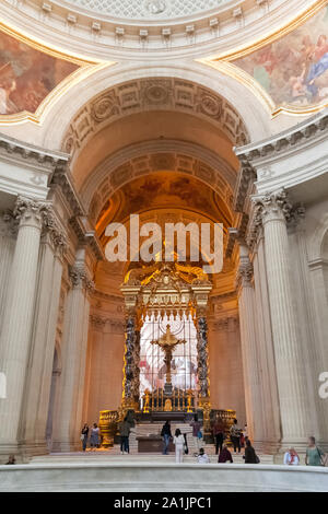 Besucher bewundern die prächtigen Goldenen Altar des Dôme des Invalides mit der Glaswand trennt die Kapelle von der Kathedrale Saint-Louis in... Stockfoto