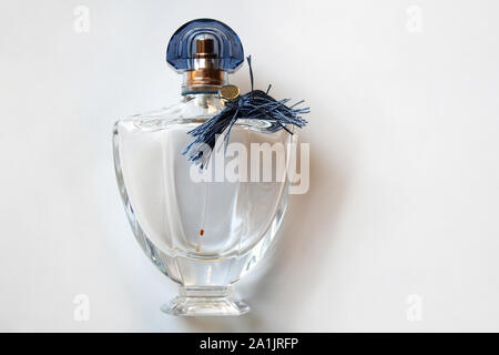 Glas Parfüm Flasche mit Kobalt Franse auf weißem Hintergrund aus einem hohen Winkel anzeigen isoliert Stockfoto