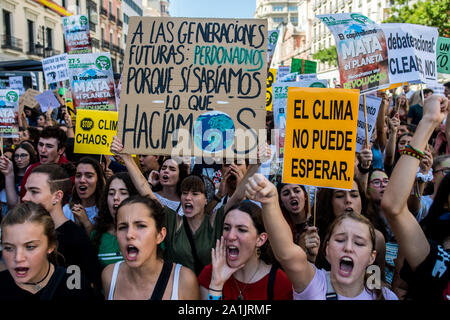 Madrid, Spanien. 27 September, 2019. Studenten protestieren mit Plakaten während einer Demonstration auf dem Klima Streiktag anspruchsvolle Umweltpolitik. Credit: Marcos del Mazo/Alamy leben Nachrichten Stockfoto