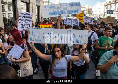 Madrid, Spanien. 27 September, 2019. Studenten protestieren mit Plakaten während einer Demonstration auf dem Klima Streiktag. Credit: Marcos del Mazo/Alamy leben Nachrichten Stockfoto