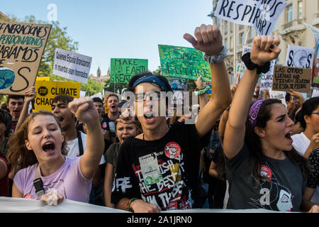Madrid, Spanien. 27 September, 2019. Studenten protestieren während einer Demonstration auf dem Klima Streiktag anspruchsvolle Umweltpolitik. Credit: Marcos del Mazo/Alamy leben Nachrichten Stockfoto