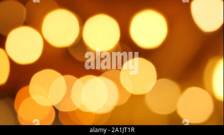 Vielen goldenen Licht Kreise auf braunem Hintergrund für die Feier der Feiertagjahreszeit, Bokeh von Leuchten für den Innenbereich Stockfoto