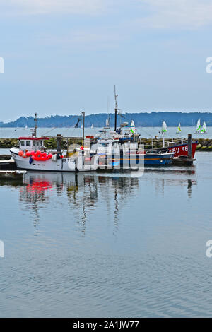 Ein Sortiment von Vergnügen Entwurf & Angeln Boote in die Sicherheit der Poole Quay Yacht Haven im Hafen. Stockfoto