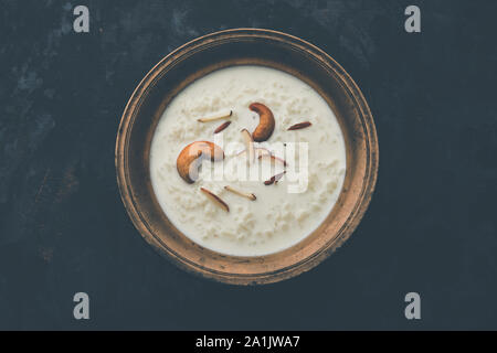 Reis Kheer oder firni oder Chawal ki Khir ist ein Pudding vom indischen Subkontinent, durch Kochen Milch, Zucker und Reis. In einer Schüssel serviert. Stockfoto