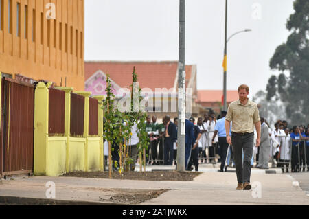 Der Herzog von Sussex Spaziergänge auf Prinzessin Diana Straße in Huambo, Angola, an Tag 5 der Royal Tour durch Afrika. Der Herzog ist ein Besuch der Minenfeld, wo seine verstorbene Mutter, die Prinzessin von Wales, 1997 fotografiert wurde, der jetzt eine viel befahrene Straße mit Schulen, Geschäfte und Häuser. Stockfoto