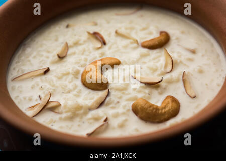 Reis Kheer oder firni oder Chawal ki Khir ist ein Pudding vom indischen Subkontinent, durch Kochen Milch, Zucker und Reis. In einer Schüssel serviert. Stockfoto