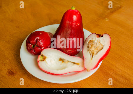 Otaheite Apple Ganze und Schneiden Stockfoto