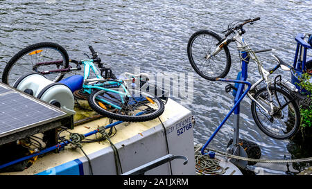 Fahrräder oder Fahrräder gebunden an Fluss Hausboote auf der Themse, London Stockfoto