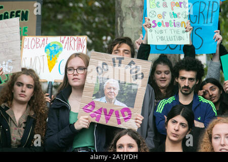 London, Großbritannien - 27 September 2019. Schülerinnen und Schüler nehmen am Freitag aus der Schule durch Klima Aktivistin Greta Thunberg inspiriert zu verpassen in Parliament Square, zu demonstrieren und ihre Gefühle bekannt anspruchsvolle Regierungen dringend auf, Maßnahmen zu ergreifen, um den Klimawandel Quelle: Amer ghazzal/Alamy Leben Nachrichten angehen lassen Stockfoto