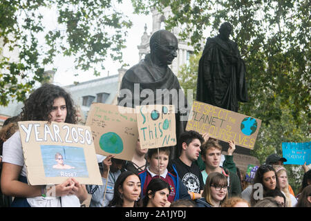 London, Großbritannien - 27 September 2019. Schülerinnen und Schüler nehmen am Freitag aus der Schule durch Klima Aktivistin Greta Thunberg inspiriert zu verpassen in Parliament Square, zu demonstrieren und ihre Gefühle bekannt anspruchsvolle Regierungen dringend auf, Maßnahmen zu ergreifen, um den Klimawandel Quelle: Amer ghazzal/Alamy Leben Nachrichten angehen lassen Stockfoto