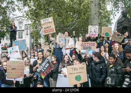 London, Großbritannien - 27 September 2019. Schülerinnen und Schüler nehmen am Freitag aus der Schule durch Klima Aktivistin Greta Thunberg inspiriert zu verpassen in Parliament Square, zu demonstrieren und ihre Gefühle bekannt anspruchsvolle Regierungen dringend auf, Maßnahmen zu ergreifen, um den Klimawandel Quelle: Amer ghazzal/Alamy Leben Nachrichten angehen lassen Stockfoto