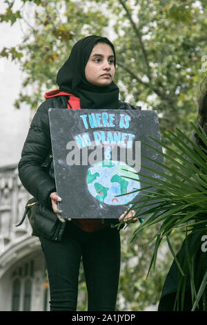 London, Großbritannien - 27 September 2019. Schülerinnen und Schüler nehmen am Freitag aus der Schule durch Klima Aktivistin Greta Thunberg inspiriert zu verpassen in Parliament Square, zu demonstrieren und ihre Gefühle bekannt anspruchsvolle Regierungen dringend auf, Maßnahmen zu ergreifen, um den Klimawandel Quelle: Amer ghazzal/Alamy Leben Nachrichten angehen lassen Stockfoto