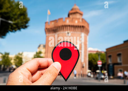 Nahaufnahme der Hand eines kaukasischen Mann hält eine rote Markierung im Le Castillet Festung in Perpignan, Frankreich Stockfoto