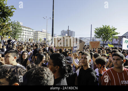 Neapel, Kampanien, Italien. 27 Sep, 2019. Italien, 27. September 2019 - In Neapel, Tausende von Studenten auf die Straßen für den ''Freitags für die Zukunft'' World Event zu protestieren. Quelle: Fabio Sasso/ZUMA Draht/Alamy leben Nachrichten Stockfoto