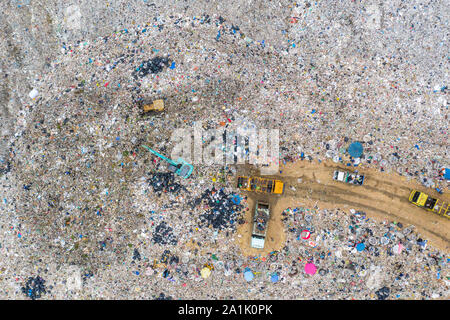 Müll oder Abfälle auf die Berge oder auf Deponien, Luftaufnahme Müllabfuhr Abfall auf einer Deponie entladen. Kunststoff Verschmutzung Krise. Industrie und Umweltverschmutzung globa Stockfoto