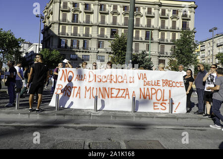 Neapel, Kampanien, Italien. 27 Sep, 2019. Italien, 27. September 2019 - In Neapel, Tausende von Studenten auf die Straßen für den ''Freitags für die Zukunft'' World Event zu protestieren. Quelle: Fabio Sasso/ZUMA Draht/Alamy leben Nachrichten Stockfoto