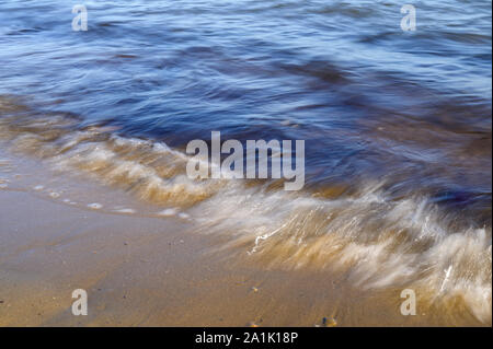 Wellen auf dem Meer mit einer langen Verschlusszeit erfasst. Natürliche abstrakte Bewegung Hintergrund. Stockfoto