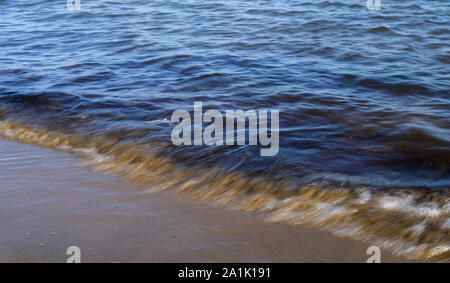 Wellen auf dem Meer mit einer langen Verschlusszeit erfasst. Natürliche abstrakte Bewegung Hintergrund. Stockfoto