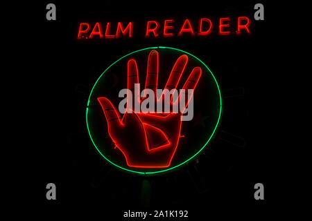 Leuchtreklame Werbung die Dienste von Frau Sophia, einem Palm Reader in der Stadt Fowler, südlich von Fresno, Kalifornien Stockfoto