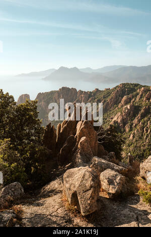 Der rote Granit geformten Felsen Landschaft des UNESCO-Weltkulturerbes Felsbuchten von Piana/Calanques de Piana/Golf von Porto Korsika Stockfoto