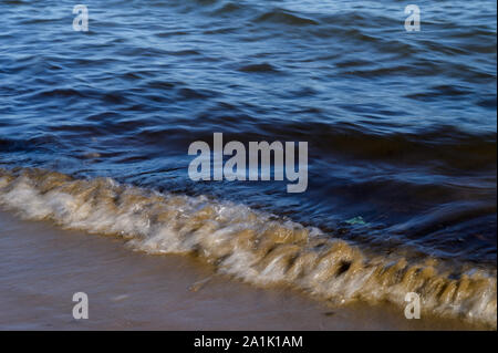 Wellen auf dem Meer mit einer langen Verschlusszeit erfasst. Natürliche abstrakte Bewegung Hintergrund. Stockfoto