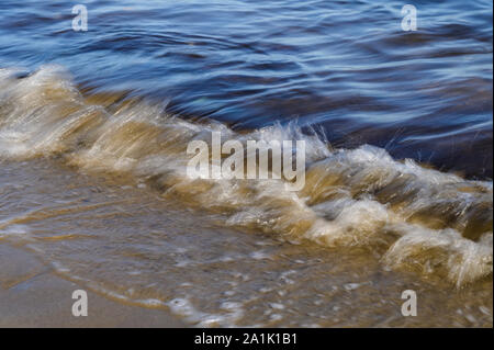 Wellen auf dem Meer mit einer langen Verschlusszeit erfasst. Natürliche abstrakte Bewegung Hintergrund. Stockfoto