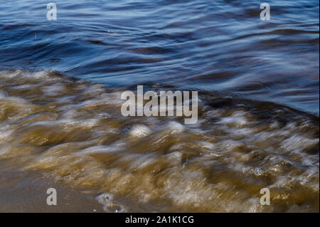 Wellen auf dem Meer mit einer langen Verschlusszeit erfasst. Natürliche abstrakte Bewegung Hintergrund. Stockfoto