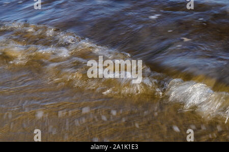 Wellen auf dem Meer mit einer langen Verschlusszeit erfasst. Natürliche abstrakte Bewegung Hintergrund. Stockfoto