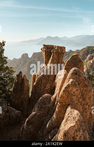 Die roten Granitfelsen Landschaft des UNESCO-Weltkulturerbes Felsbuchten von Piana/Calanques de Piana/Golf von Porto Korsika Frankreich Stockfoto