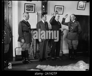 Neue Air Corps Chief nimmt Amtseid. Generalmajor James F. Fechet in als Chef der Army Air Corps geschworen Generalmajor Maurer M. Patrick zu folgen, in den Ruhestand. Auf dem Foto, von links nach rechts; Maj Charles S. Summerall, Stabschef. F. Trubee Davison, Assistant Secretary des Krieges für die Luftfahrt; Lieut, Oberst Joseph I. McMullen, ein Jugendfreund von Gen. Fechet, die den Eid verabreicht; und Generalmajor Fechet Stockfoto