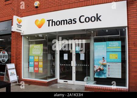 Die Thomas Cook Store auf der High Street, Hucknall, steht leer mit Verschluss Schilder an den Türen, vier Tage nach dem Unternehmen aufhört, Handel. Stockfoto