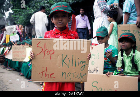 Dhaka, Bangladesch. 26 Sep, 2019. Schüler Greta Thanberg unterstützt die Kampagne Bangladeshi nichtstaatliche Organisation (NGO) Transparency International Bangladesch (TIB) eine Menschenkette mit der Schule Schüler der National Press Club Arie in Dhaka, Bangladesch am 27. September 2019 vereinbaren. (Foto von MD Abu Sufian Juwel/Pacific Press) Quelle: Pacific Press Agency/Alamy leben Nachrichten Stockfoto