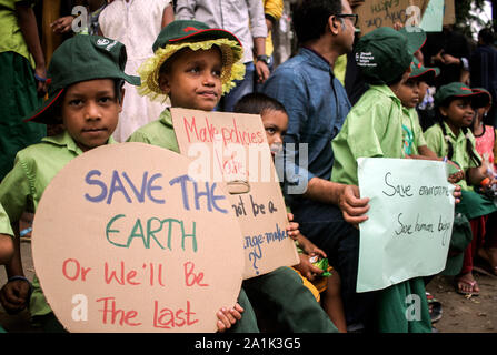 Dhaka, Bangladesch. 26 Sep, 2019. Schüler Greta Thanberg unterstützt die Kampagne Bangladeshi nichtstaatliche Organisation (NGO) Transparency International Bangladesch (TIB) eine Menschenkette mit der Schule Schüler der National Press Club Arie in Dhaka, Bangladesch am 27. September 2019 vereinbaren. (Foto von MD Abu Sufian Juwel/Pacific Press) Quelle: Pacific Press Agency/Alamy leben Nachrichten Stockfoto