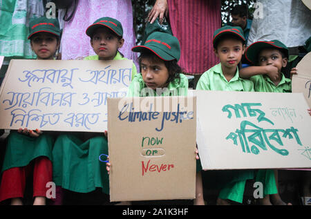 Dhaka, Bangladesch. 26 Sep, 2019. Schüler Greta Thanberg unterstützt die Kampagne Bangladeshi nichtstaatliche Organisation (NGO) Transparency International Bangladesch (TIB) eine Menschenkette mit der Schule Schüler der National Press Club Arie in Dhaka, Bangladesch am 27. September 2019 vereinbaren. (Foto von MD Abu Sufian Juwel/Pacific Press) Quelle: Pacific Press Agency/Alamy leben Nachrichten Stockfoto