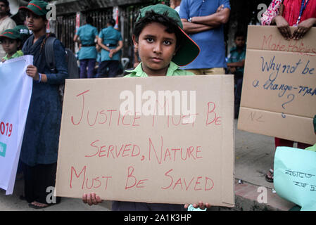 Dhaka, Bangladesch. 26 Sep, 2019. Schüler Greta Thanberg unterstützt die Kampagne Bangladeshi nichtstaatliche Organisation (NGO) Transparency International Bangladesch (TIB) eine Menschenkette mit der Schule Schüler der National Press Club Arie in Dhaka, Bangladesch am 27. September 2019 vereinbaren. (Foto von MD Abu Sufian Juwel/Pacific Press) Quelle: Pacific Press Agency/Alamy leben Nachrichten Stockfoto