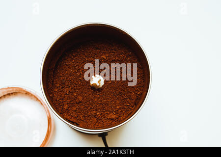 Frisch gemahlenen Kaffeebohnen in einer Kaffeemühle. Espressomaschine Extraktion. Vorbereiten der Espresso. Stockfoto