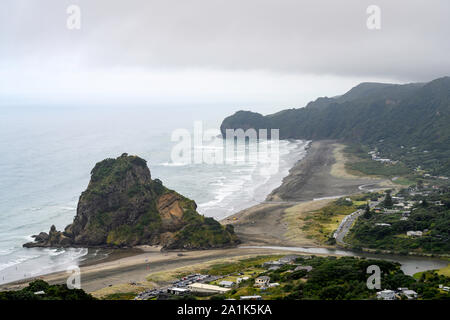 Iconic Lion Rock teilt North und South Piha Strände, Piha, Neuseeland. Stockfoto