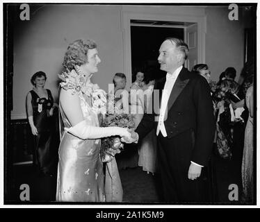 Neuen französischen Botschafter zu begrüßen D.A.R. Kongress. Washington, D.C., am 18. April. Mrs William A. Becker, Präsident der Töchter der amerikanischen Revolution, begrüßt die Französische Botschafter Graf de Saint-Quentin zum Öffnen von Sitzungen der 47. jährlichen Continental Congress, die heute Abend einberufen, 4/18/37 Stockfoto