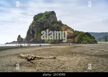 Iconic Lion Rock teilt North und South Piha Strände, Piha, Neuseeland. Stockfoto