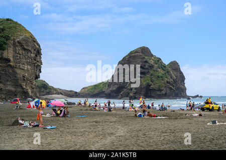 South Piha Beach und Taitomo Insel, die nur Land an der Westküste von Neuseeland, die vom Iwi ist, Te Kawerau ein Maki. Stockfoto