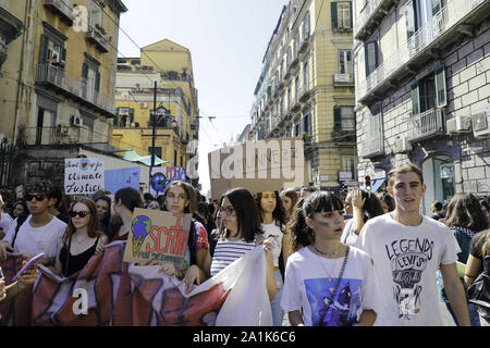 Neapel, Kampanien, Italien. 27 Sep, 2019. Italien, 27. September 2019 - In Neapel, Tausende von Studenten auf die Straßen für den ''Freitags für die Zukunft'' World Event zu protestieren. Quelle: Fabio Sasso/ZUMA Draht/Alamy leben Nachrichten Stockfoto