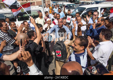 El Mahalla el-Kubra, Ägypten. 27 Sep, 2019. Unterstützer des ägyptischen Präsidenten Abdel Fattah el-Sisi für ein Pro sammeln - Regierung Rallye in El-Mahalla El-Kubra. Credit: Mohamed el-Saied/dpa/Alamy leben Nachrichten Stockfoto